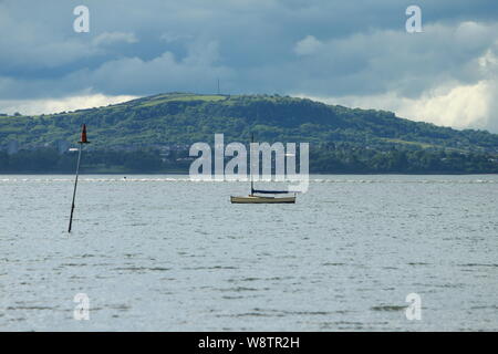 Les navires et les ferries arrivent si Belfast Lough dans Belfast Harbour, comté d'Antrim, en Irlande du Nord ou Nord de l'Irlande Banque D'Images