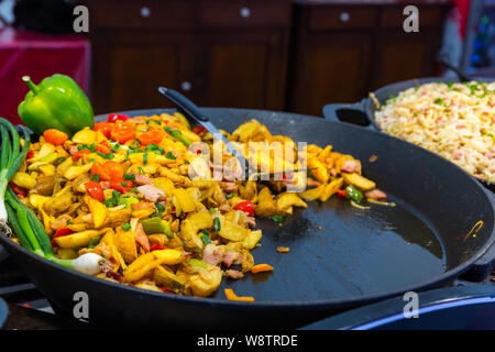 Poêlée de légumes, de la viande et des herbes fraîches dans une casserole Banque D'Images