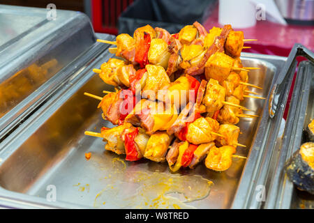 La viande fraîche avec des légumes sur les brochettes, Banque D'Images