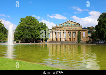 STUTTGART, ALLEMAGNE - 12 juin 2019 : Stuttgart State Theatre Opéra et de fontaine dans le lac Eckensee, Allemagne Banque D'Images