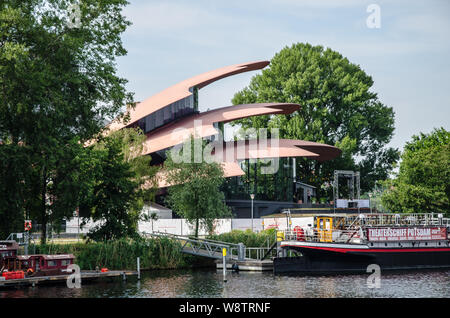 Bâtiment de verre dans un endroit qui offre une vue sur le lac, Hans Otto Theatre Potsdam met tout le monde du théâtre sur scène : grands classiques, modernes, des expériences Banque D'Images