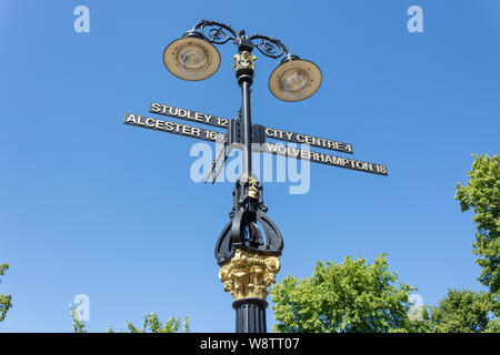 Lampe de rue et fingerpost, Vicarage Road, Kings Heath Village, Birmingham, West Midlands, England, United Kingdom Banque D'Images