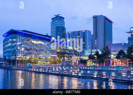 Les studios de la BBC à MediaCityUK au crépuscule, Salford Quays, Salford, Greater Manchester, Angleterre, Royaume-Uni Banque D'Images