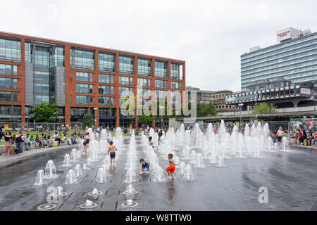 Des fontaines dans les jardins de Piccadilly, Manchester, Greater Manchester, Angleterre, Royaume-Uni Banque D'Images