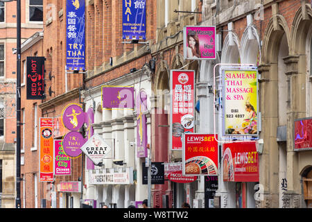 Les panneaux publicitaires, Faulkner Street, Chinatown, Manchester, Greater Manchester, Angleterre, Royaume-Uni Banque D'Images