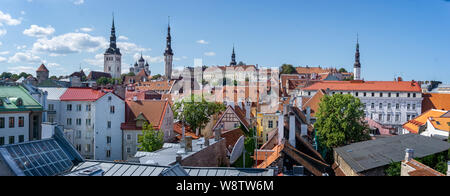 Paysage urbain panoramique vue depuis les remparts de la ville historique de Tallinn, Estonie Banque D'Images