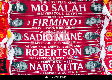 Foulards, avec les joueurs de club de football de Liverpool, en vente à l'extérieur du terrain de football, Anfield, Liverpool Banque D'Images