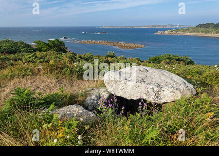 Vue depuis la colline Buzza à la direction de St Agnes, avec une chambre funéraire (dolmen) dans l'avant-plan, St Mary, Îles Scilly Banque D'Images