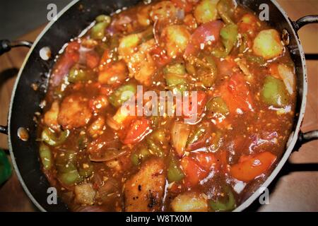 Chilli paneer recette faite avec du fromage cottage (paneer), Piment, poivrons, oignons, tomates et épices sucrée et piquante. Banque D'Images