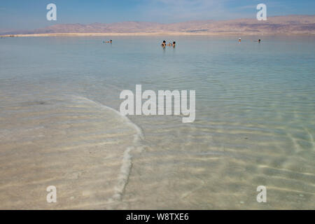 Israël, la Mer Morte. L'endroit le plus bas dans le monde à plus de 400 mètres au-dessous du niveau de la mer. Une vue panoramique sur la mer calme avec vue à travers des dépôts de sel sha Banque D'Images