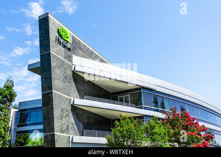 9 août 2019 Santa Clara / CA / USA - l'un des immeubles de bureaux Nvidia situé dans le campus de l'entreprise dans la Silicon Valley, le logo NVIDIA et symb Banque D'Images