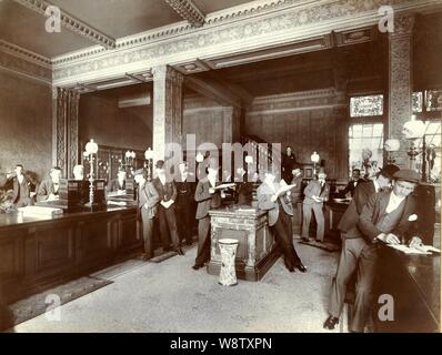 R.E. Ruddock, le Grand Studio, Newcastle on Tyne montrant les images d'un début de R.Hoe & Co. journal mécanique presse d'impression. La chronique hebdomadaire de Newcastle et d'un bureau intérieur de la Banque. Banque D'Images