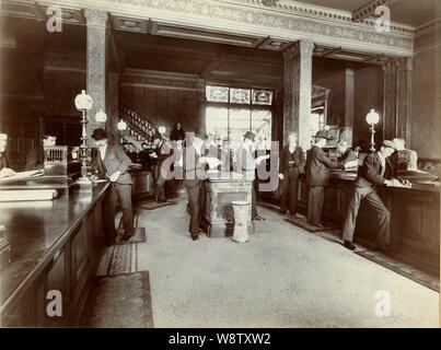 R.E. Ruddock, le Grand Studio, Newcastle on Tyne montrant les images d'un début de R.Hoe & Co. journal mécanique presse d'impression. La chronique hebdomadaire de Newcastle et d'un bureau intérieur de la Banque. Banque D'Images