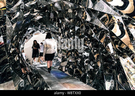 'Votre spirale vue' (2002) de l'artiste Olafur Eliasson "dans la vraie vie" 2019 exposition à la Tate Modern, Londres, UK Banque D'Images