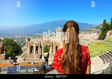 Belle jeune femme modèle dans les ruines de l'ancien théâtre grec de Taormina, avec l'Etna en arrière-plan, Sicile Italie Banque D'Images