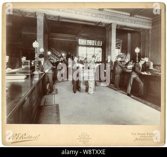 R.E. Ruddock, le Grand Studio, Newcastle on Tyne montrant les images d'un début de R.Hoe & Co. journal mécanique presse d'impression. La chronique hebdomadaire de Newcastle et d'un bureau intérieur de la Banque. Banque D'Images