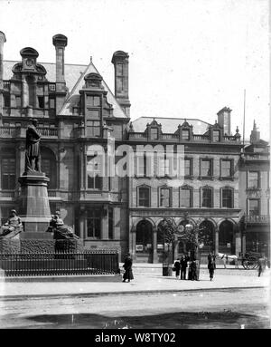 R.E. Ruddock, le Grand Studio, Newcastle on Tyne montrant les images d'un début de R.Hoe & Co. journal mécanique presse d'impression. La chronique hebdomadaire de Newcastle et d'un bureau intérieur de la Banque. Banque D'Images