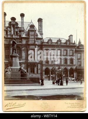 R.E. Ruddock, le Grand Studio, Newcastle on Tyne montrant les images d'un début de R.Hoe & Co. journal mécanique presse d'impression. La chronique hebdomadaire de Newcastle et d'un bureau intérieur de la Banque. Banque D'Images