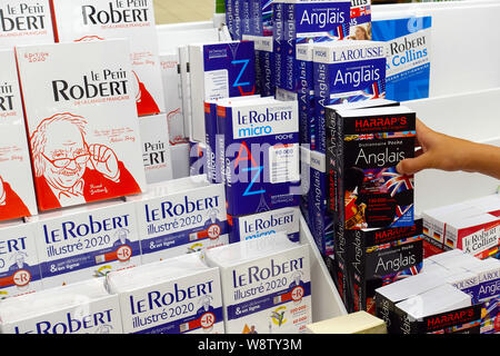 Assortiment des dictionnaires bilingues dans un magasin Banque D'Images