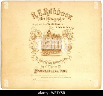 R.E. Ruddock, le Grand Studio, Newcastle on Tyne montrant les images d'un début de R.Hoe & Co. journal mécanique presse d'impression. La chronique hebdomadaire de Newcastle et d'un bureau intérieur de la Banque. Banque D'Images