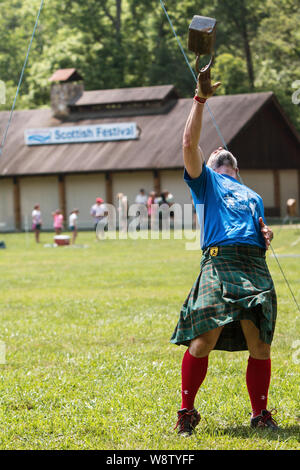 Un homme participe à la pondération sur l'événement, on fait tourner une barre de 42 kg sur un bar, à l'Blairsville Scottish Highland Games à Blairsville, GA. Banque D'Images