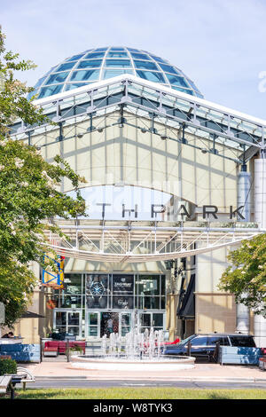 CHARLOTTE, NC, USA-28 Juillet 2019 : l'entrée principale de Southpark Mall, Charlotte. Banque D'Images