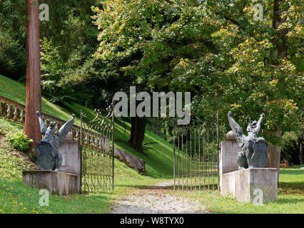 RIMSKE TOPLICE, Slovénie - 3 août 2019 : des statues de deux créatures mythologiques à l'entrée d'un parc près du spa Banque D'Images