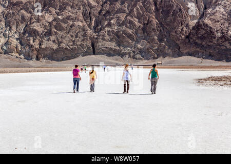 Les touristes visitant le bassin de Badwater, vallée de la mort Banque D'Images