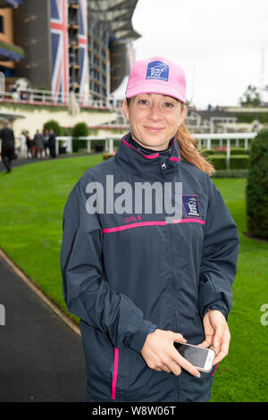 Ascot, UK. 10 août, 2019. Hayley Turner Jockey dans la Parade à l'anneau de courses d'Ascot en avance sur le Dubai Duty Free Shergar Cup réunion de courses. L'événement est une concurrence fondée sur des points uniques où 12 des meilleurs jockeys concourir dans quatre équipes sur quatre courses. Les équipes sont la Grande-Bretagne et l'Irlande, les filles, l'Europe et le reste du monde. Credit : Maureen McLean/Alamy Banque D'Images