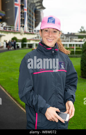 Ascot, UK. 10 août, 2019. Hayley Turner Jockey dans la Parade à l'anneau de courses d'Ascot en avance sur le Dubai Duty Free Shergar Cup réunion de courses. L'événement est une concurrence fondée sur des points uniques où 12 des meilleurs jockeys concourir dans quatre équipes sur quatre courses. Les équipes sont la Grande-Bretagne et l'Irlande, les filles, l'Europe et le reste du monde. Credit : Maureen McLean/Alamy Banque D'Images