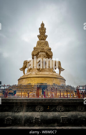 Statue de Samantabhadra massive au sommet du mont Emei, Emei Shan, province du Sichuan, Chine, Asie Banque D'Images