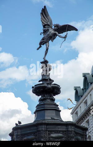 Statue d'Anteros sur le Shaftesbury Memorial Fountain avec deux des trois Grâces d'or et deux pigeons sur Londres Piccadilly Circus, Londres. Banque D'Images