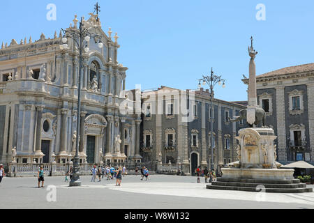 Catane, Sicile - 19 juin 2019 : La Piazza del Duomo avec la Cathédrale de Saint Agatha et la fontaine de l'éléphant surmonté d'Obélisque, symbole de Catane Banque D'Images