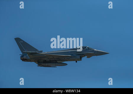 Très rapide et bruyant Chasseur Typhoon de la RAF en vol avec un ciel bleu au-dessus de Duxford Duxford Cambridgeshire au cours de l'Air Show Banque D'Images