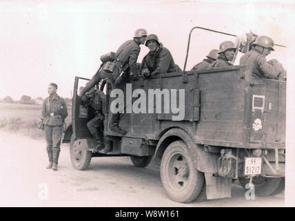 Les troupes de la Division Waffen SS Totenkopf et le véhicule en France 1940 Banque D'Images