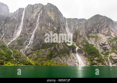 Côte Rocheuse du Lysefjord avec des falaises, des cascades et de l'eau vert lagon, Dale i Sunnfjord municipalité, comté de Rogaland (Norvège) Banque D'Images