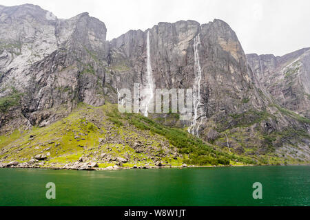 Côte Rocheuse du Lysefjord avec des falaises, des cascades et de l'eau vert lagon, Dale i Sunnfjord municipalité, comté de Rogaland (Norvège) Banque D'Images