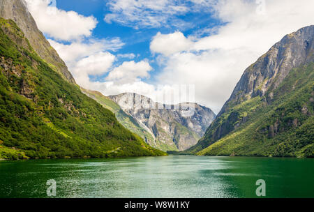 Le long des murs de Green Mountain Naeroy étroit fjord, Aurlan, comté de Sogn og Fjordane, Norvège Banque D'Images