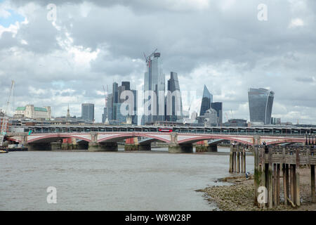 Les toits de la ville de Londres, vu de la rive sud de la Tamise sur un après-midi en août. Banque D'Images