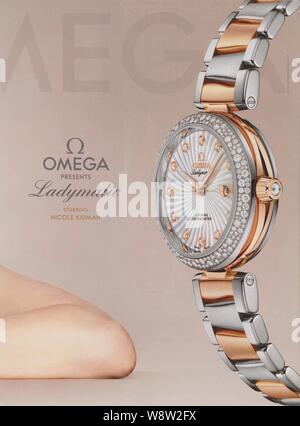 Affiche publicitaire de OMEGA montre avec Nicole Kidman dans le magazine papier de l'année 2013, une publicité, une publicité à partir d'OMEGA créatifs 2010s Banque D'Images