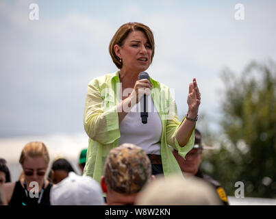 Des Moines, Iowa / USA - 10 août 2019 : Sénateur des États-Unis et le candidat démocrate Amy Klobuchar partisans accueille à la Stat de l'Iowa Banque D'Images