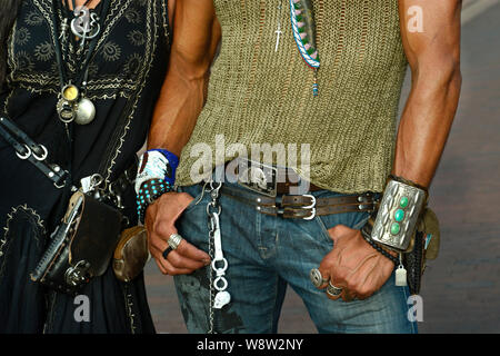 Un homme porte-bijoux artiste Navajo à Santa Fe, Nouveau Mexique Banque D'Images