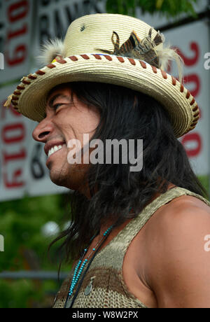 Un beau Native American man porte un chapeau haut-de-artiste à Santa Fe, Nouveau Mexique Banque D'Images