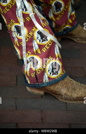 Un jeune homme porte des peintures faites par des artistes, orné de la controversée Redskins de Washington logo représentant un Indien américain. Banque D'Images