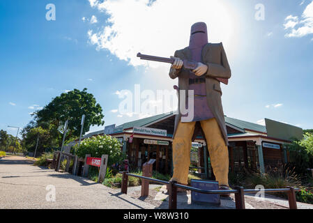 Big Ned Kelly, cette grande statue de bushranger Ned Kelly dans son célèbre armures de métal est dans la ville de Glenrowan Victoria rural en Australie Banque D'Images