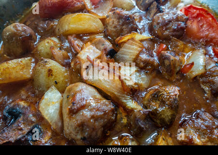 Close up de saucisses faites maison en cocotte dans du verre plat allant au four Banque D'Images