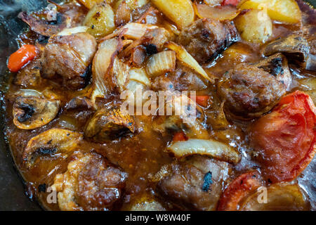 Close up de saucisses faites maison en cocotte dans du verre plat allant au four Banque D'Images