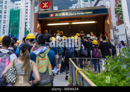 À partir de mars des manifestants Cheung Sha Wan à Tsim Sha Tsui pendant la manifestation.à compter de la semaine numéro 10 de protestations à Hong Kong contre l'origine de la loi sur l'extradition, mais tourné dans plus de demandes à propos de pro-démocratie dans la région de la Chine. Aujourd'hui, les protestations et les conflits déplacé autour de tout le territoire avec beaucoup de violence et les tactiques de guérilla des manifestants et la police. Banque D'Images