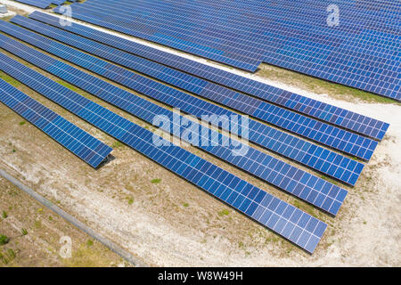 Vue aérienne de la grande ferme de panneaux solaires dans le Nord de la Floride fournissant de l'énergie propre. Banque D'Images
