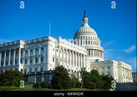 Ciel bleu magnifique vue sur le Capitole en plein soleil d'après-midi à Washington DC, USA Banque D'Images